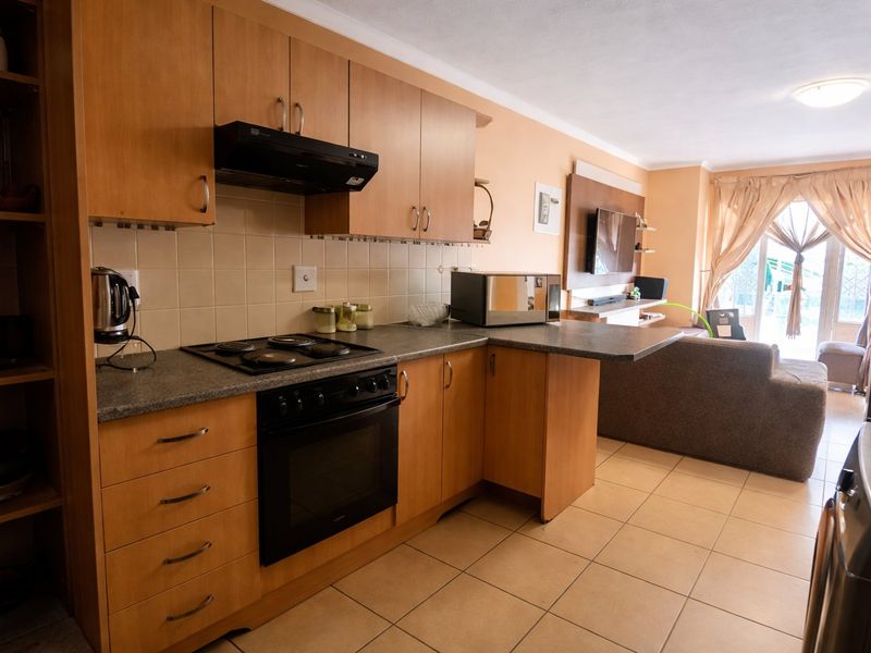 Spacious 2 Bedroom Apartment with Full Bathroom and Patio - Photo 2