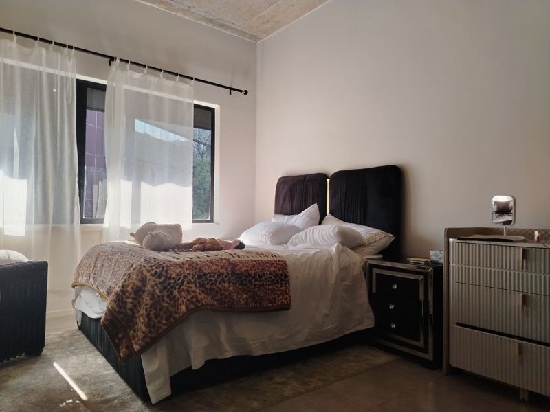 Prime Turnkey Investment: Fully Furnished Executive Studio in Black Brick Sandton 1 | R960k - Photo 7