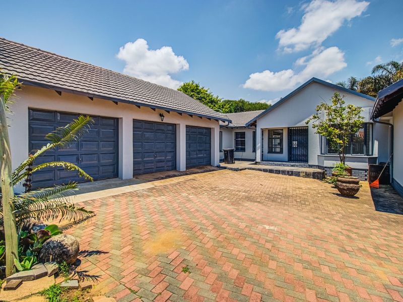 Setting the benchmark - this home is an absolute family haven in a prime location. - Photo 1