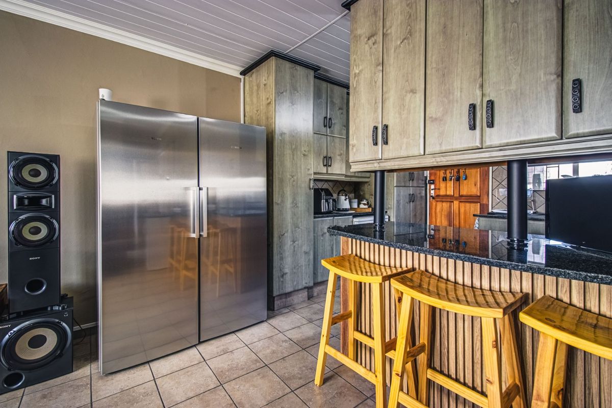 Ultra Chic Inner City Living   - Photo 4