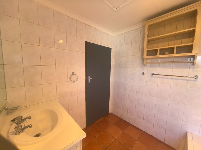 Stylish First-Floor 2-Bedroom Apartment with Balcony, Garage & Estate Amenities in Secure Lakefield - Photo 8