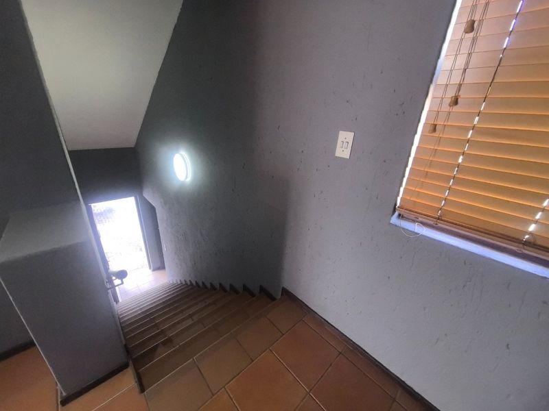 Stylish First-Floor 2-Bedroom Apartment with Balcony, Garage & Estate Amenities in Secure Lakefield - Photo 3
