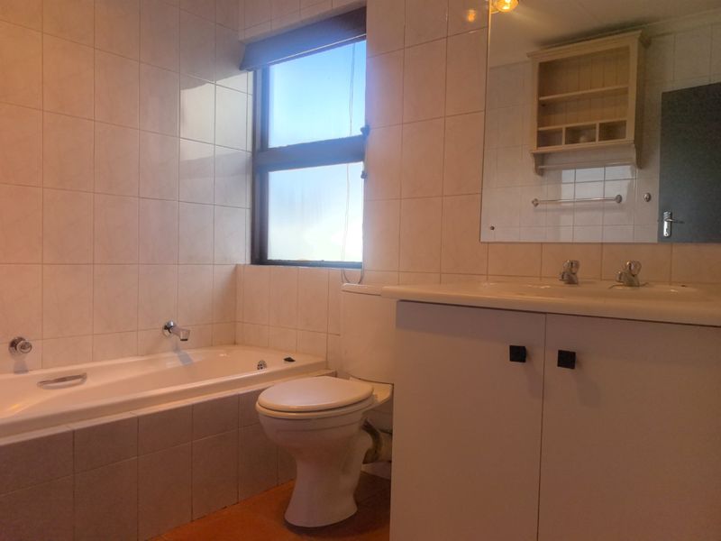 Stylish First-Floor 2-Bedroom Apartment with Balcony, Garage & Estate Amenities in Secure Lakefield - Photo 6
