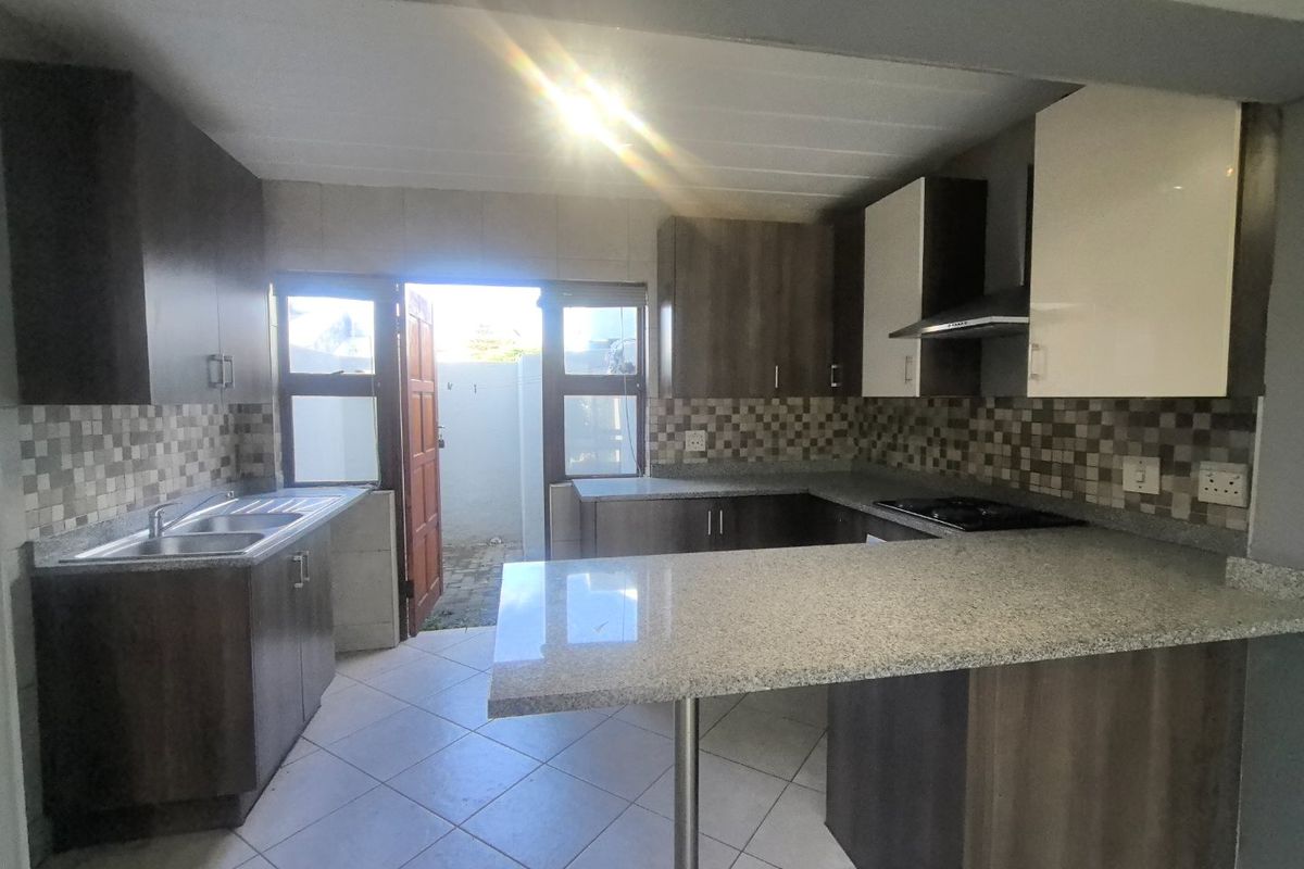 **Modern Ground-Floor 3-Bedroom Apartment To Let in Secure Lakefield Estate** - Photo 5