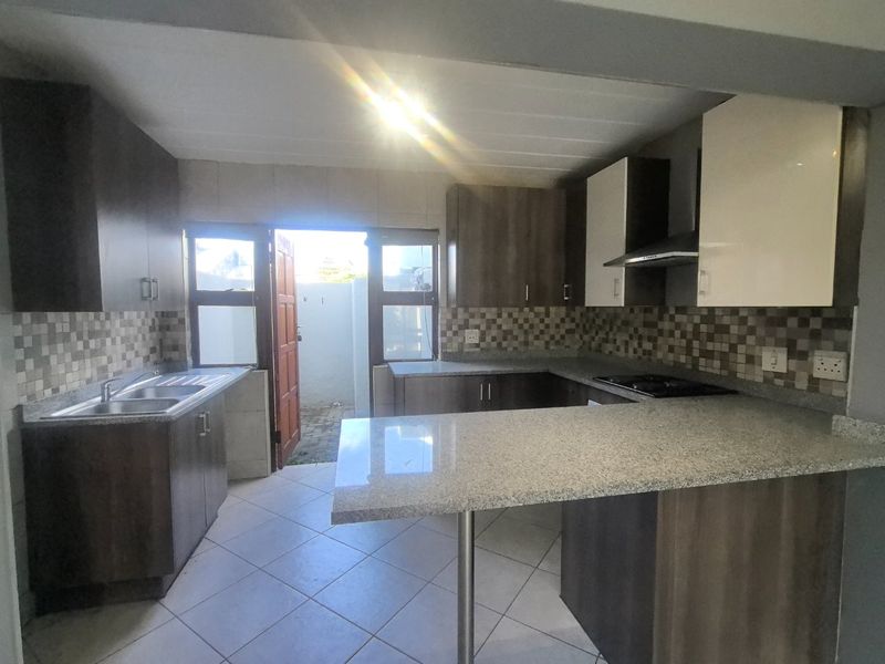 **Modern Ground-Floor 3-Bedroom Apartment To Let in Secure Lakefield Estate** - Photo 5