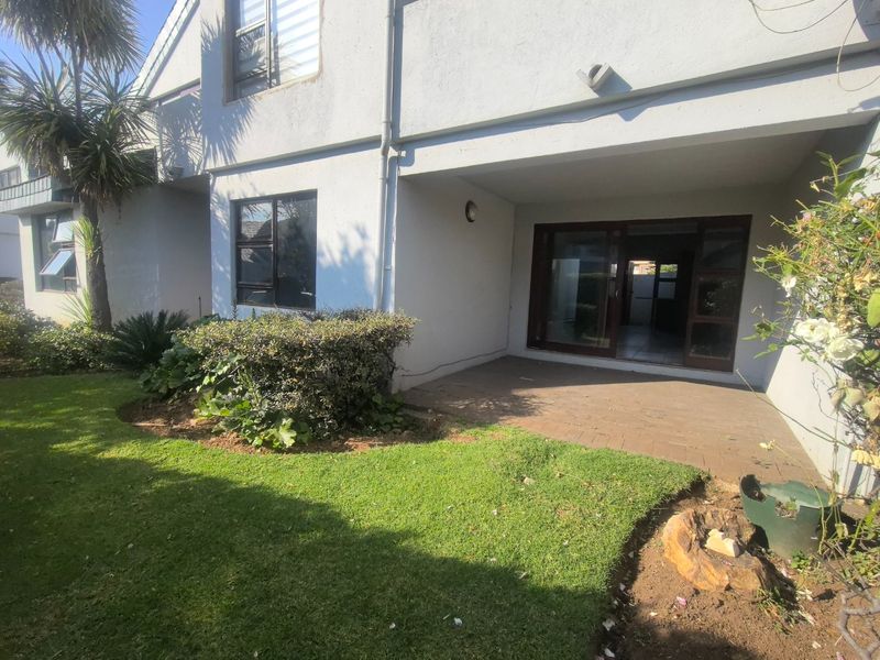**Modern Ground-Floor 3-Bedroom Apartment To Let in Secure Lakefield Estate** - Photo 1