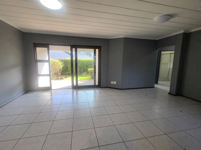 **Modern Ground-Floor 3-Bedroom Apartment To Let in Secure Lakefield Estate** - Photo 10