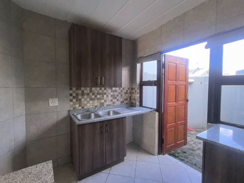 **Modern Ground-Floor 3-Bedroom Apartment To Let in Secure Lakefield Estate** - Photo 8