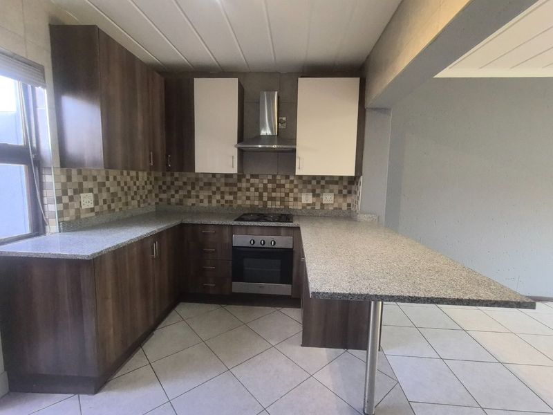 **Modern Ground-Floor 3-Bedroom Apartment To Let in Secure Lakefield Estate** - Photo 6