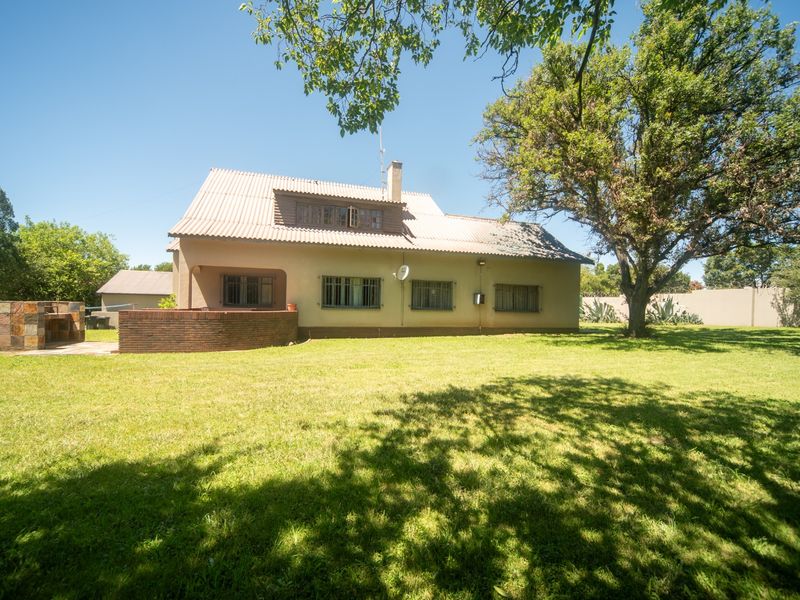 Prime Contractors Accommodation or Guesthouse with Endless Potential in Standerton  - Photo 1