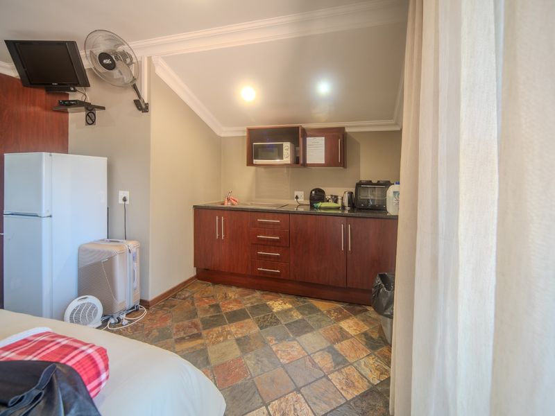 Prime Contractors Accommodation or Guesthouse with Endless Potential in Standerton  - Photo 2