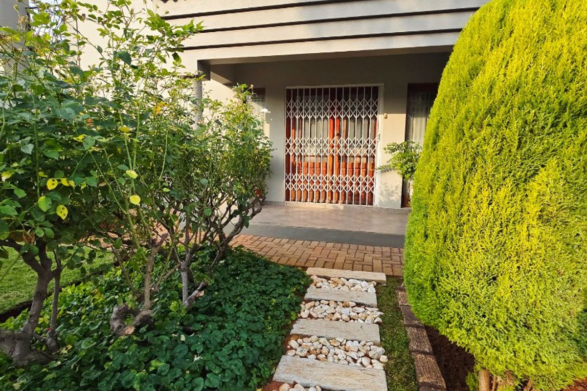 Elegant Full-Title Townhouse in Secure Complex – Doringkruin, Klerksdorp - Photo 2