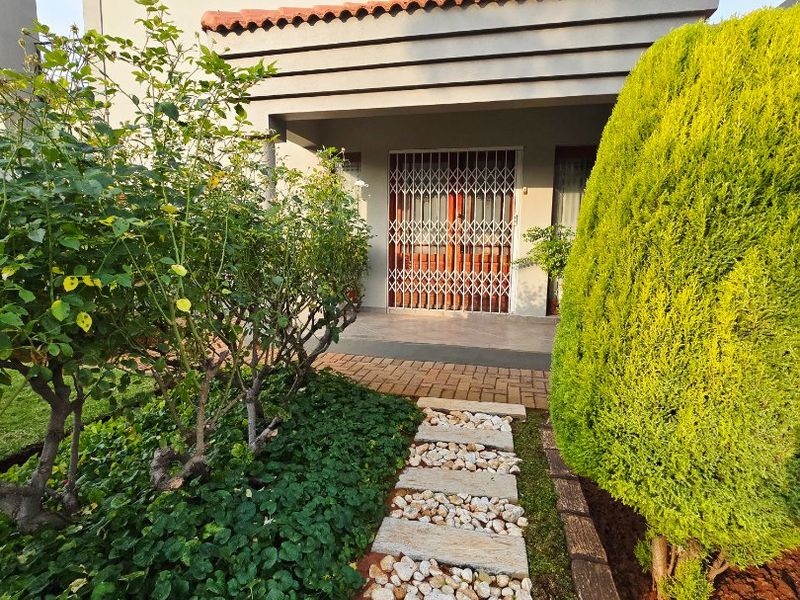 Elegant Full-Title Townhouse in Secure Complex – Doringkruin, Klerksdorp - Photo 2