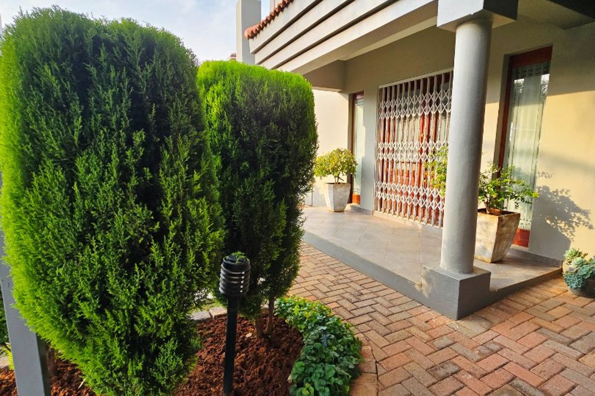 Elegant Full-Title Townhouse in Secure Complex – Doringkruin, Klerksdorp - Photo 3