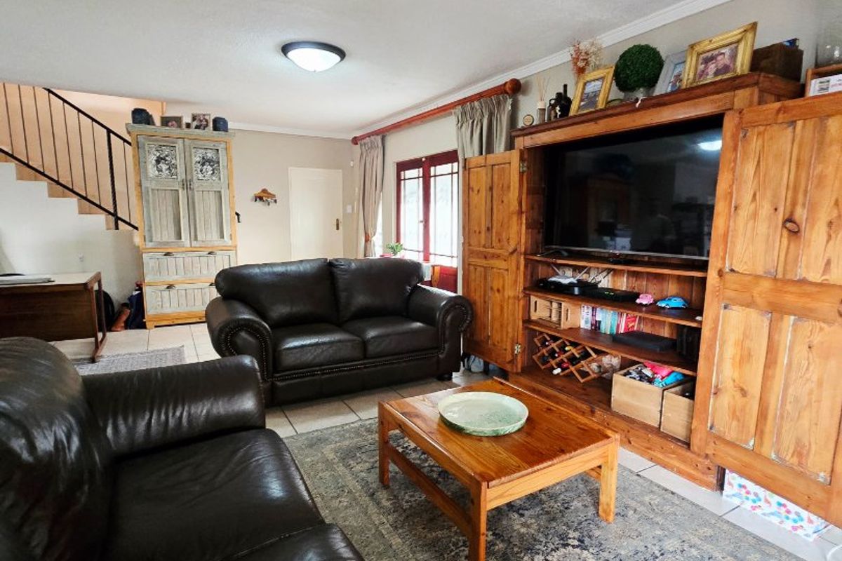 Elegant Full-Title Townhouse in Secure Complex – Doringkruin, Klerksdorp - Photo 5