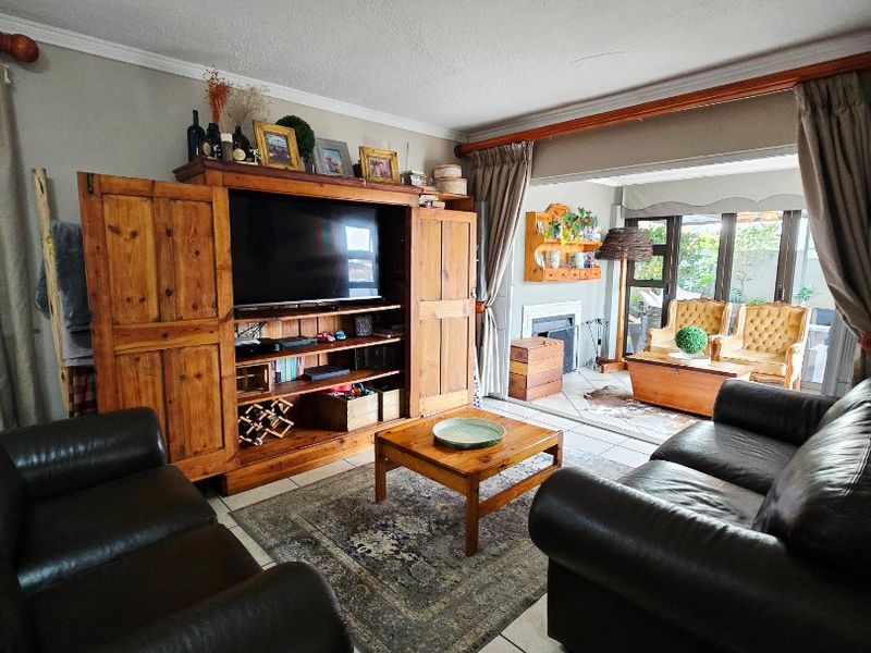 Elegant Full-Title Townhouse in Secure Complex – Doringkruin, Klerksdorp - Photo 4