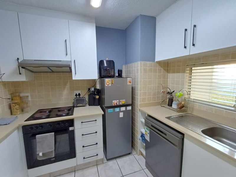 Ground floor unit with pretty garden outlook - Photo 7