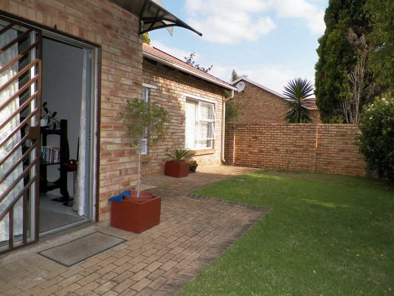 3-Bedroom Free-Standing Townhouse for Sale in Heuwelsig Estate, Centurion - Photo 4