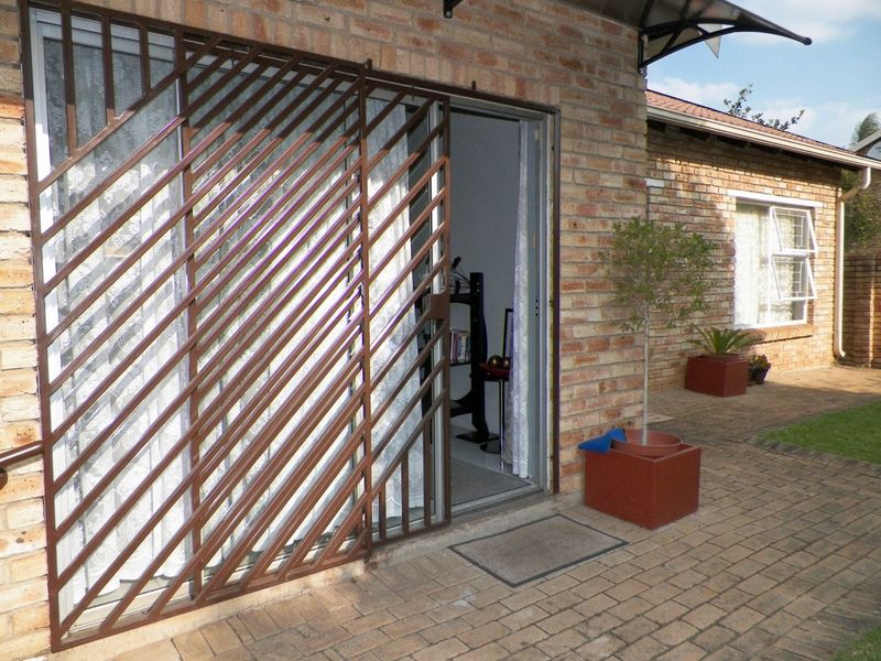 3-Bedroom Free-Standing Townhouse for Sale in Heuwelsig Estate, Centurion - Photo 2