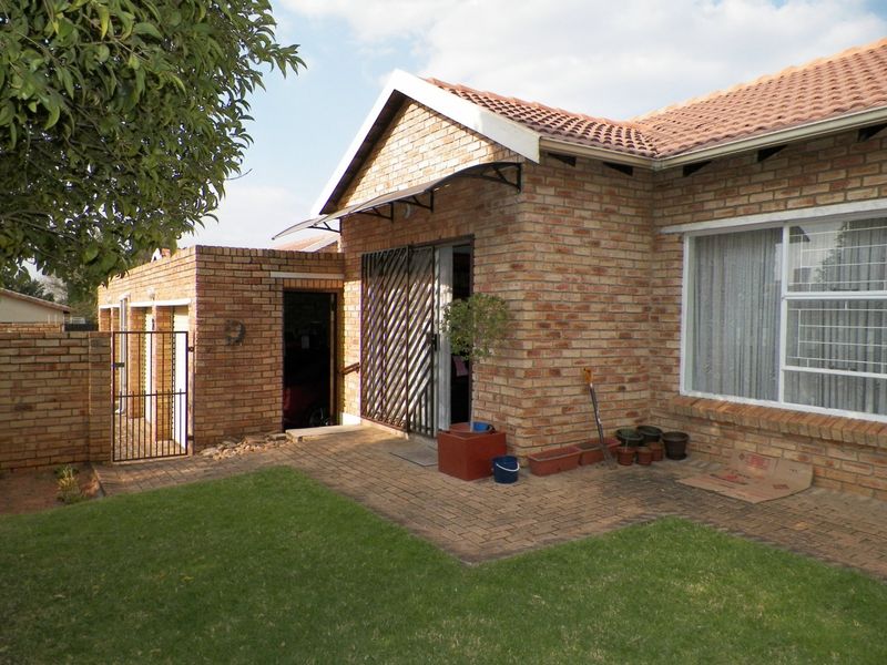 3-Bedroom Free-Standing Townhouse for Sale in Heuwelsig Estate, Centurion - Photo 1