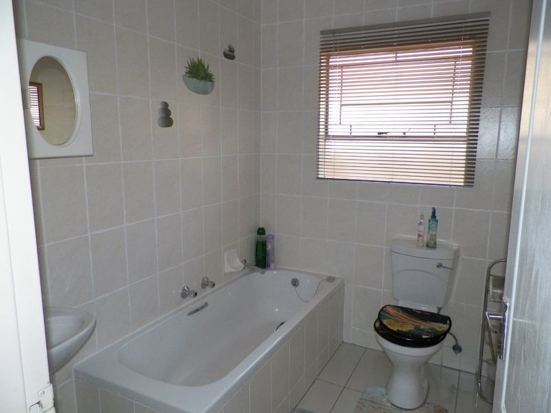 3-Bedroom Free-Standing Townhouse for Sale in Heuwelsig Estate, Centurion - Photo 10