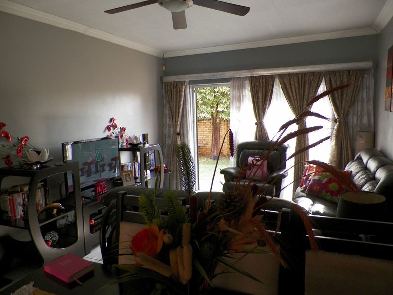 3-Bedroom Free-Standing Townhouse for Sale in Heuwelsig Estate, Centurion - Photo 8