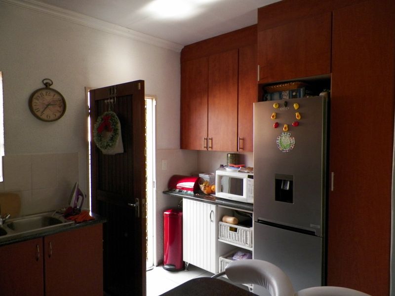 3-Bedroom Free-Standing Townhouse for Sale in Heuwelsig Estate, Centurion - Photo 7