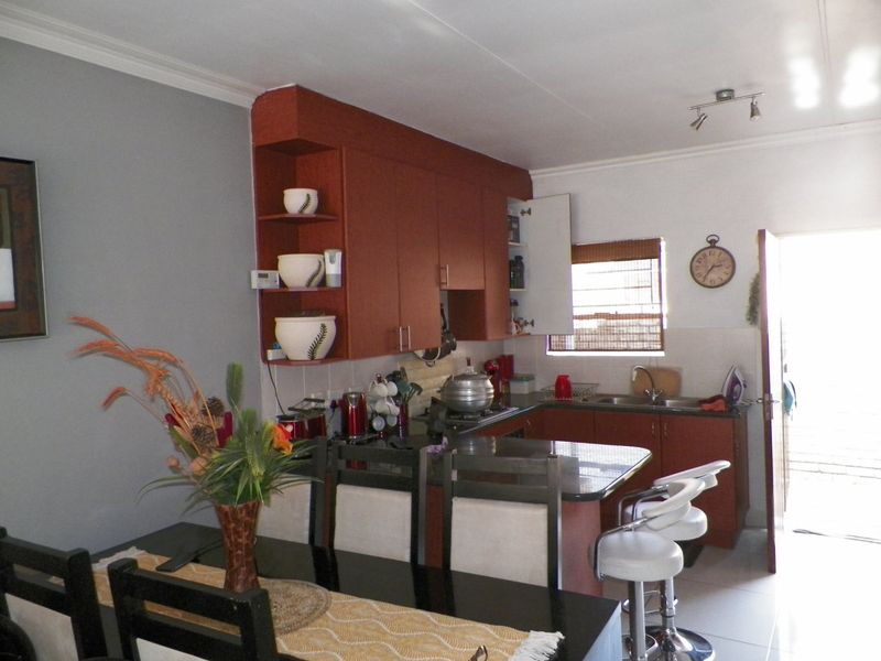 3-Bedroom Free-Standing Townhouse for Sale in Heuwelsig Estate, Centurion - Photo 6