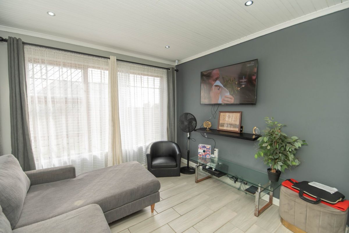 WHAT A STEAL – NEAT & SECURE 3 BEDROOM HOME IN BETHELSDORP! - Photo 5