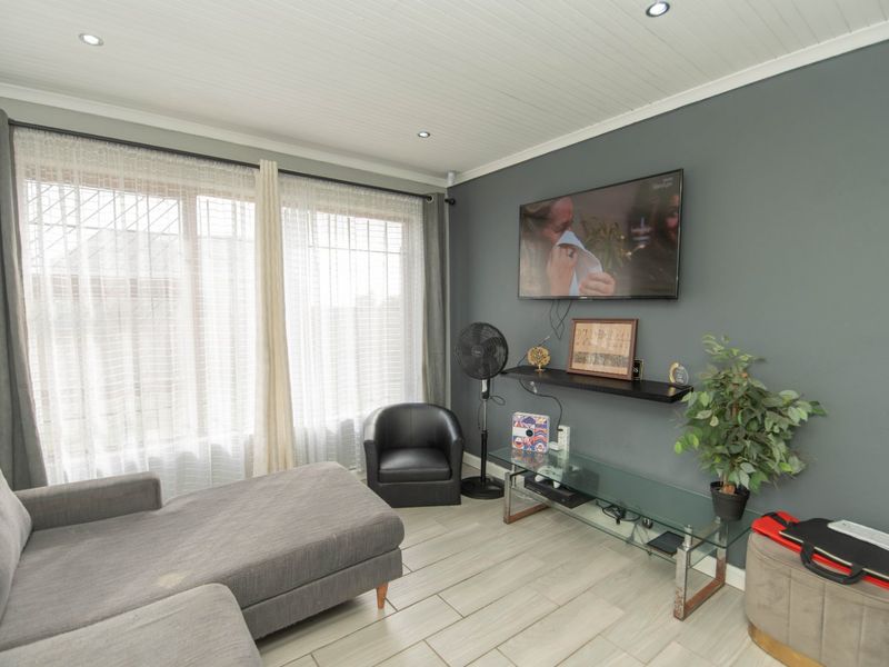 WHAT A STEAL – NEAT & SECURE 3 BEDROOM HOME IN BETHELSDORP! - Photo 5