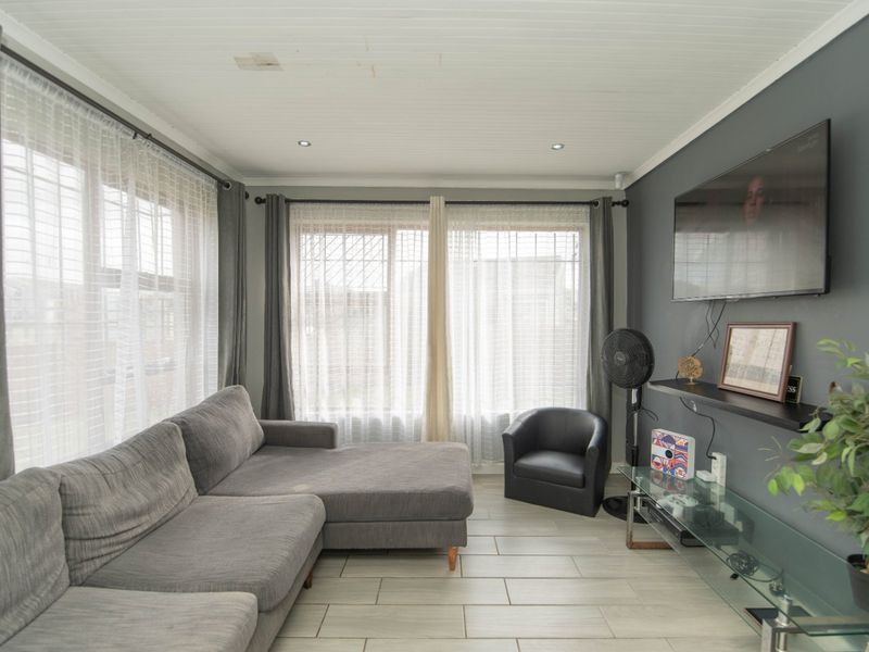 WHAT A STEAL – NEAT & SECURE 3 BEDROOM HOME IN BETHELSDORP! - Photo 1