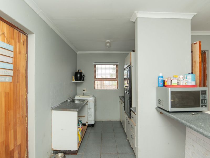 WHAT A STEAL – NEAT & SECURE 3 BEDROOM HOME IN BETHELSDORP! - Photo 10