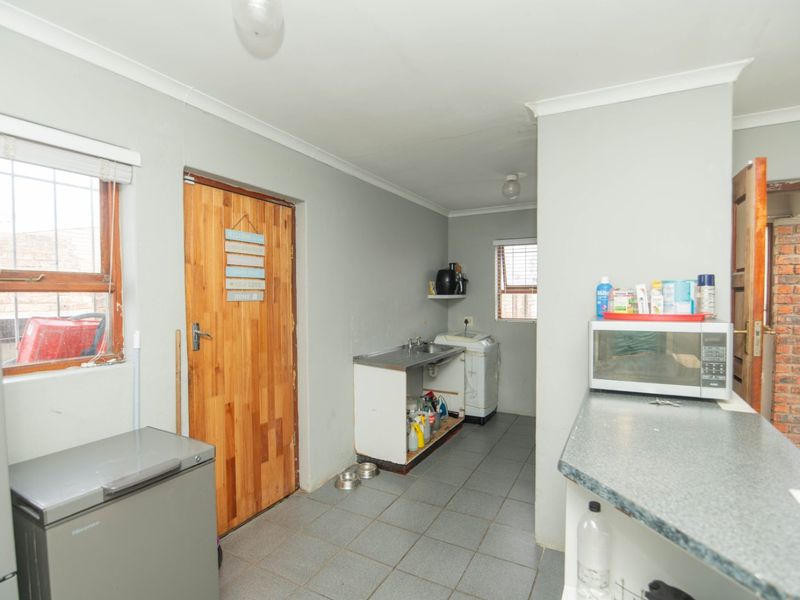 WHAT A STEAL – NEAT & SECURE 3 BEDROOM HOME IN BETHELSDORP! - Photo 9