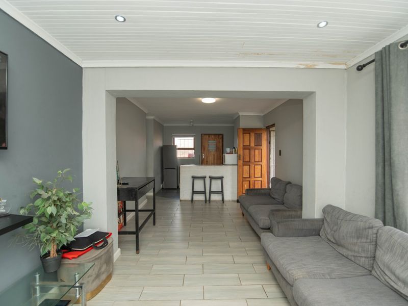 WHAT A STEAL – NEAT & SECURE 3 BEDROOM HOME IN BETHELSDORP! - Photo 7