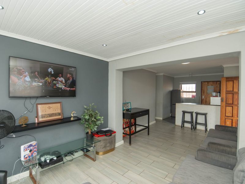 WHAT A STEAL – NEAT & SECURE 3 BEDROOM HOME IN BETHELSDORP! - Photo 6