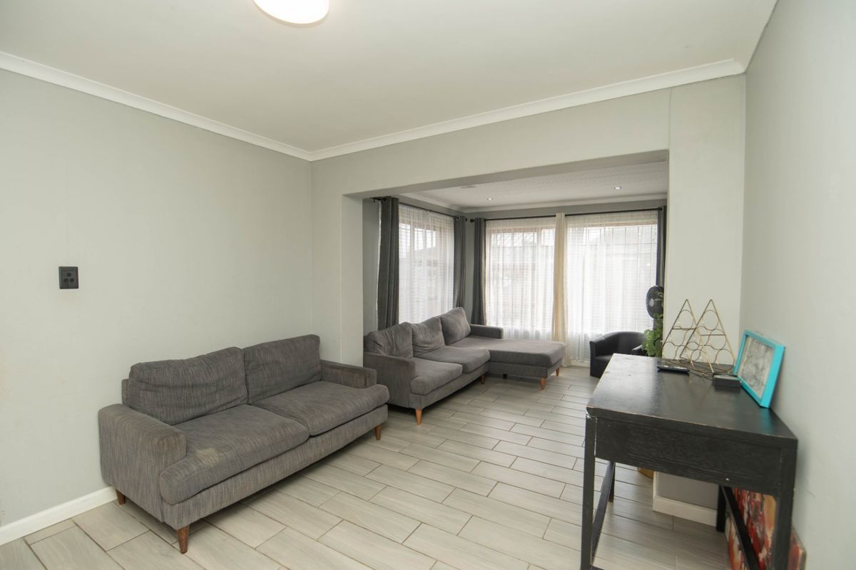 WHAT A STEAL – NEAT & SECURE 3 BEDROOM HOME IN BETHELSDORP! - Photo 4