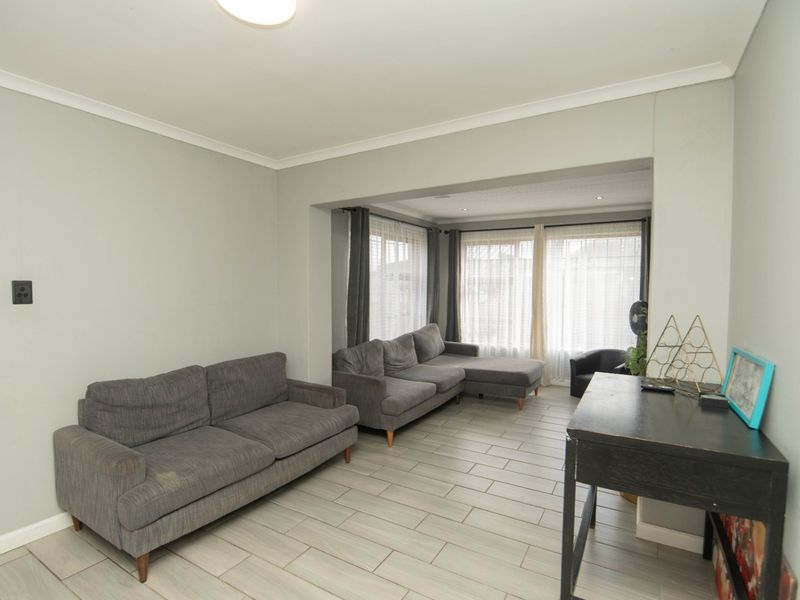 WHAT A STEAL – NEAT & SECURE 3 BEDROOM HOME IN BETHELSDORP! - Photo 4