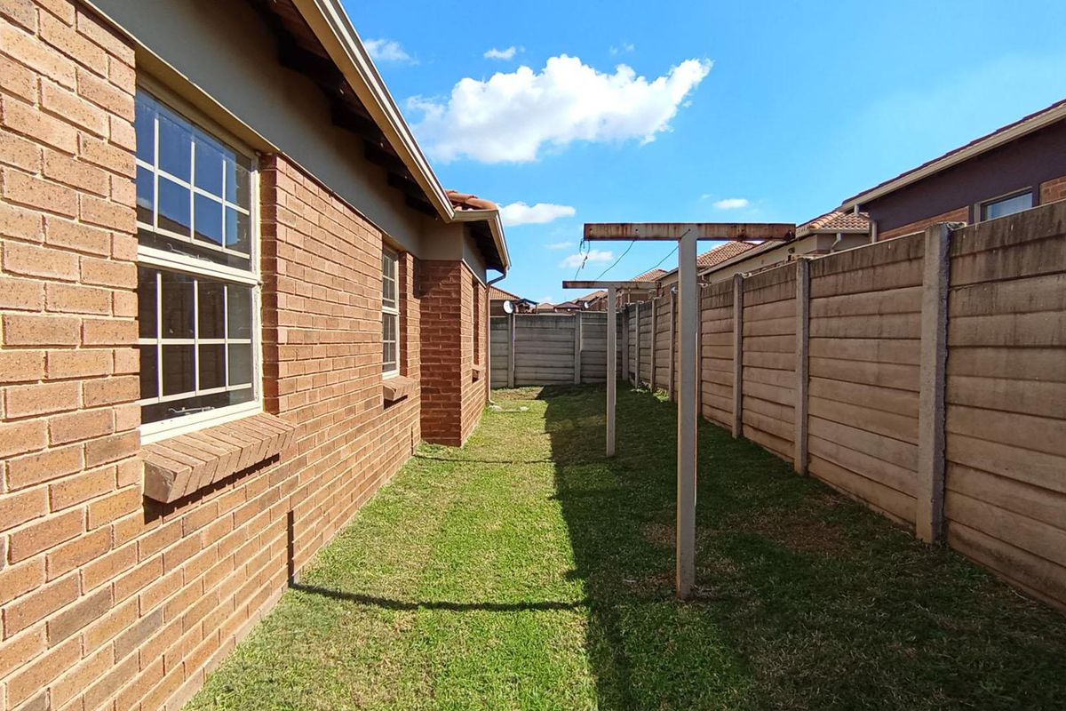 Spacious Family Home with Private Yard - Photo 3
