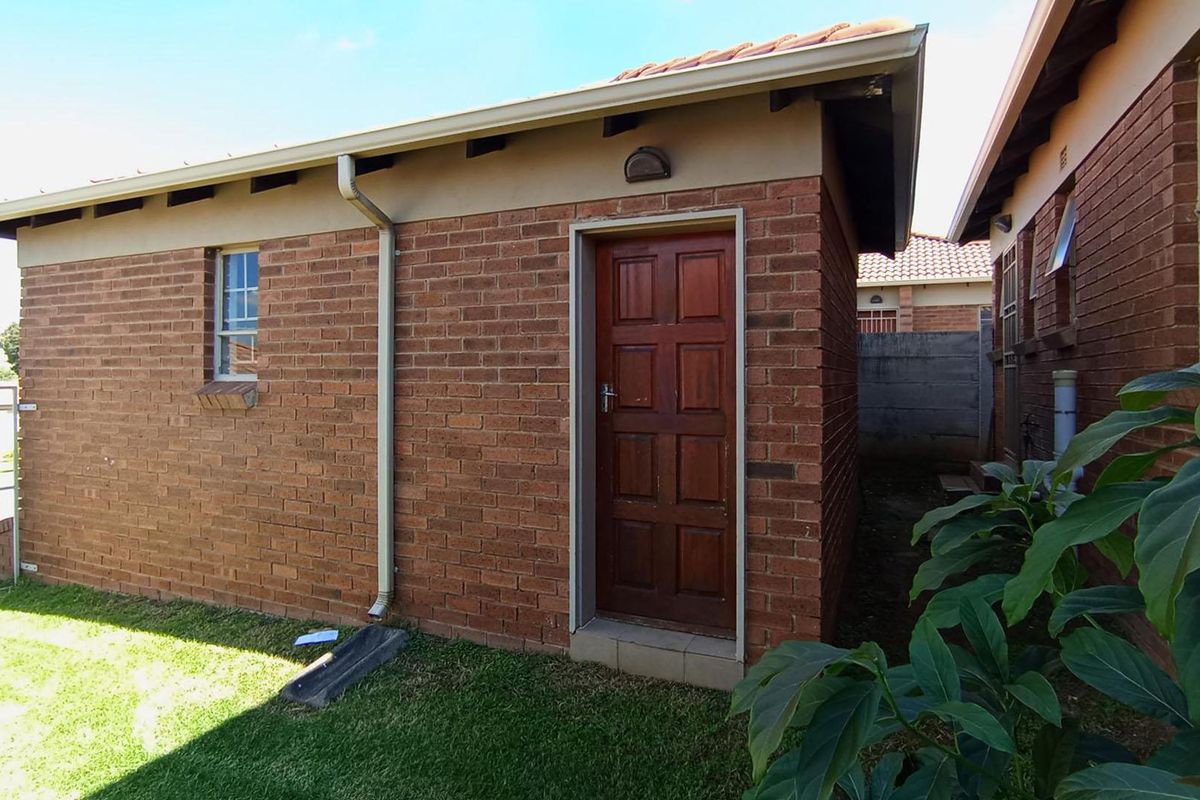 Spacious Family Home with Private Yard - Photo 4