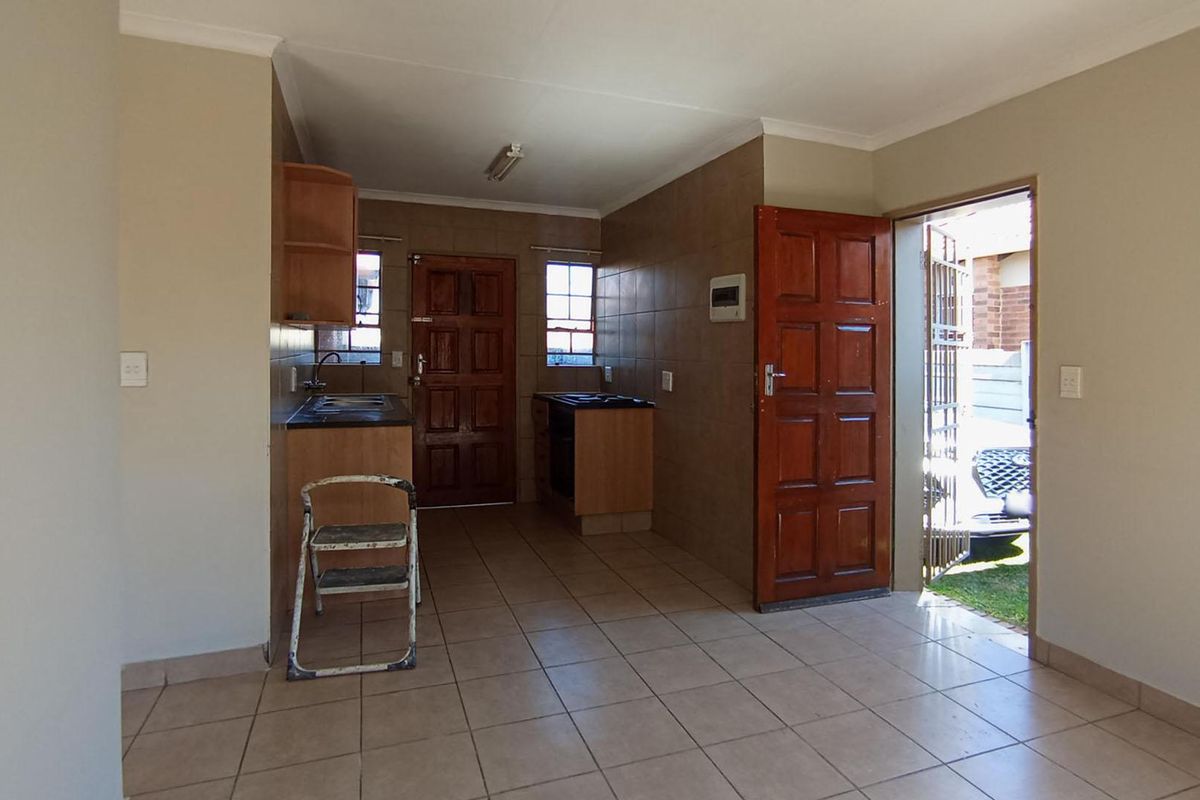 Spacious Family Home with Private Yard - Photo 5