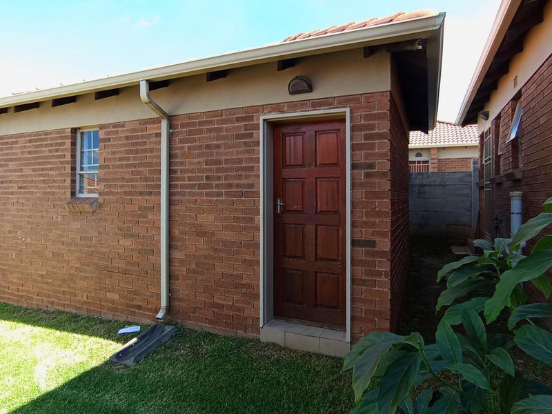 Spacious Family Home with Private Yard - Photo 4