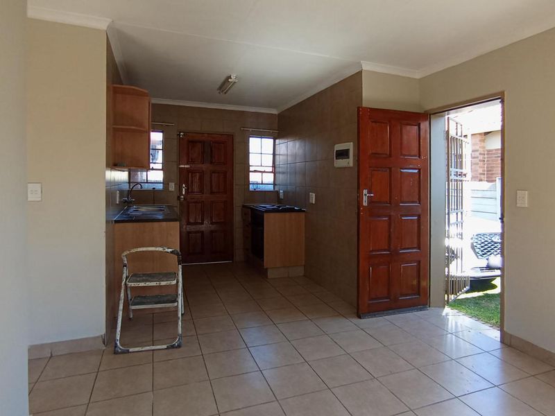 Spacious Family Home with Private Yard - Photo 5