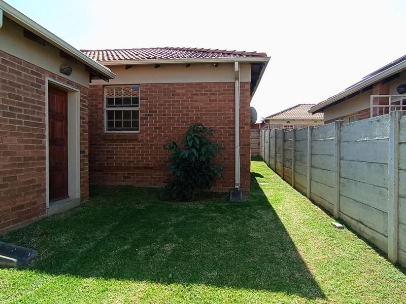 Spacious Family Home with Private Yard - Photo 2