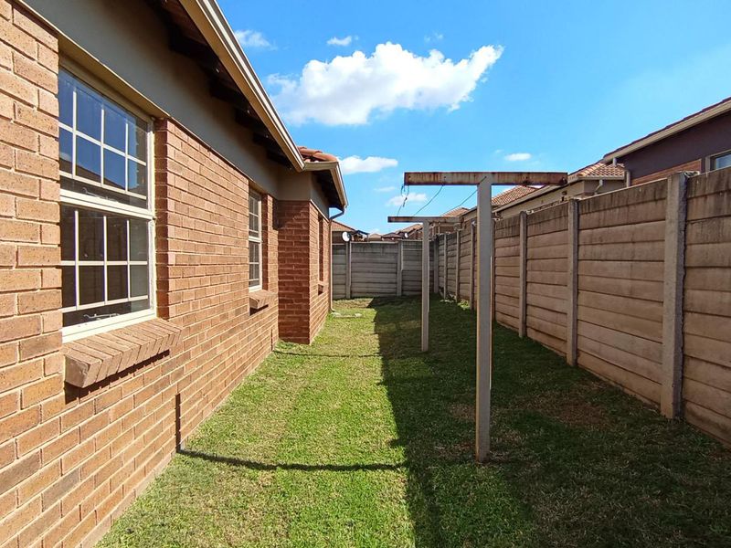 Spacious Family Home with Private Yard - Photo 3