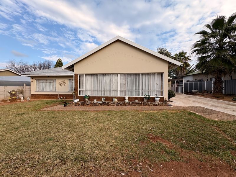 A Home That Ticks Every Box – Modern, Spacious & Full of Potential!  - Photo 1