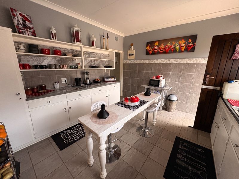 A Home That Ticks Every Box – Modern, Spacious & Full of Potential!  - Photo 10