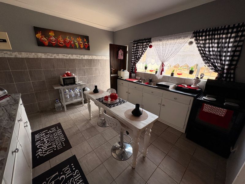 A Home That Ticks Every Box – Modern, Spacious & Full of Potential!  - Photo 9