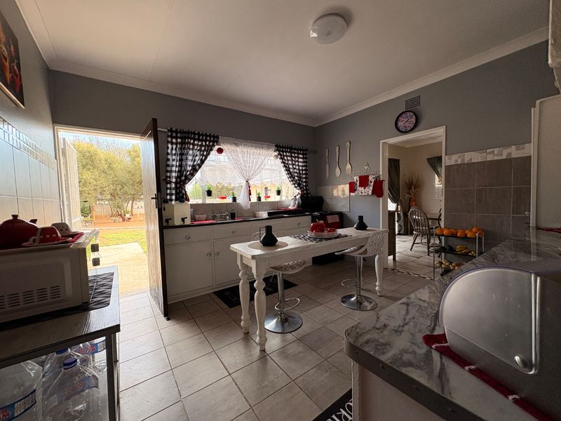 A Home That Ticks Every Box – Modern, Spacious & Full of Potential!  - Photo 7