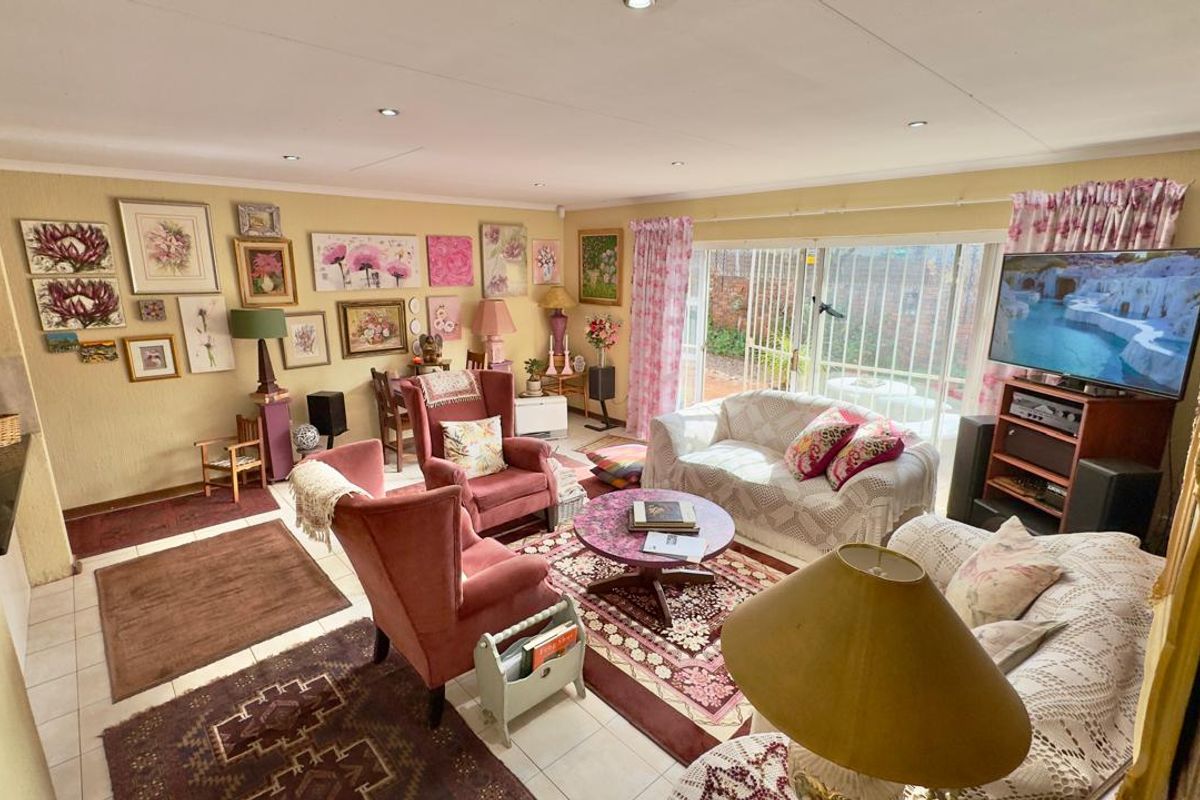 Open Plan Townhouse in Hennopspark Living Ease - Photo 5