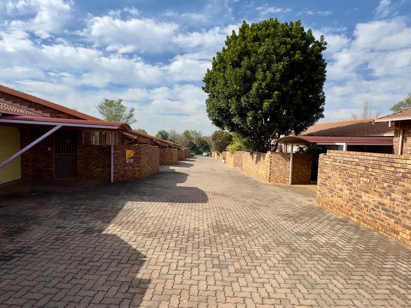 Open Plan Townhouse in Hennopspark Living Ease - Photo 3